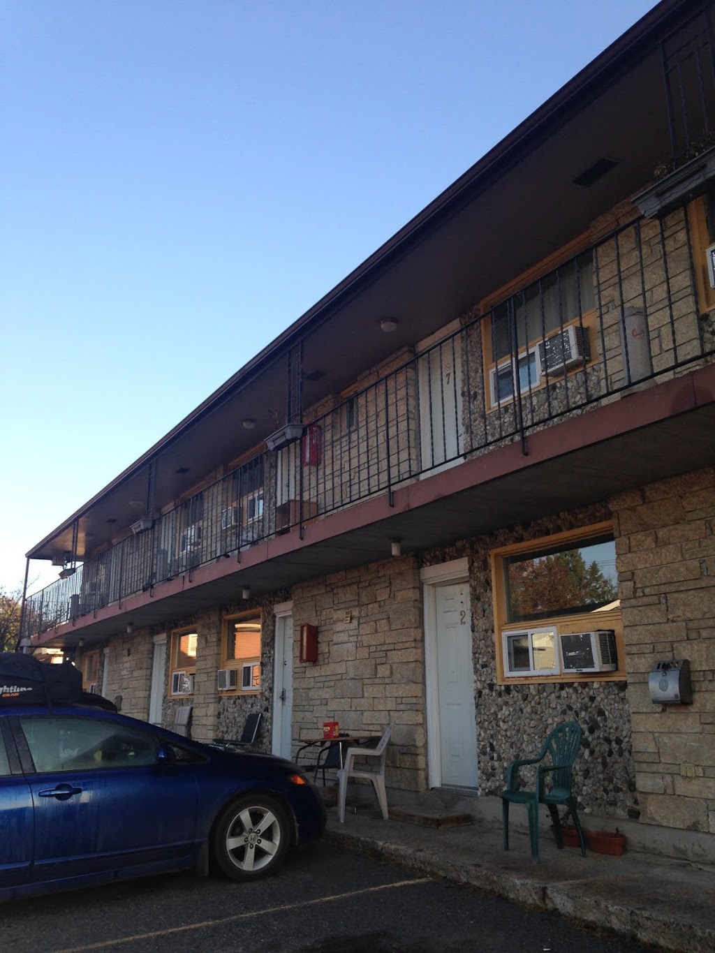 Modern Motel | 430 Cumberland St N, Thunder Bay, ON P7A 4R2, Canada | Phone: (807) 344-4352