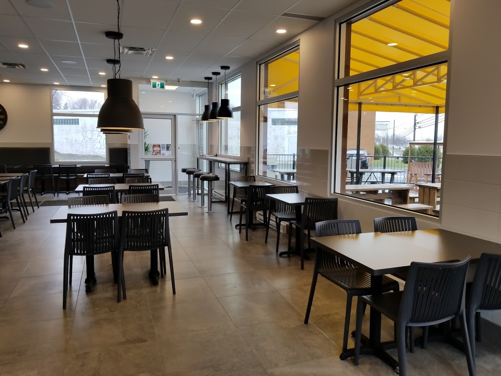Le Laurier Restaurant/Crèmerie | 1350 Boulevard Laurier E, Saint-Hyacinthe, QC J2T 1K3, Canada | Phone: (450) 778-0411