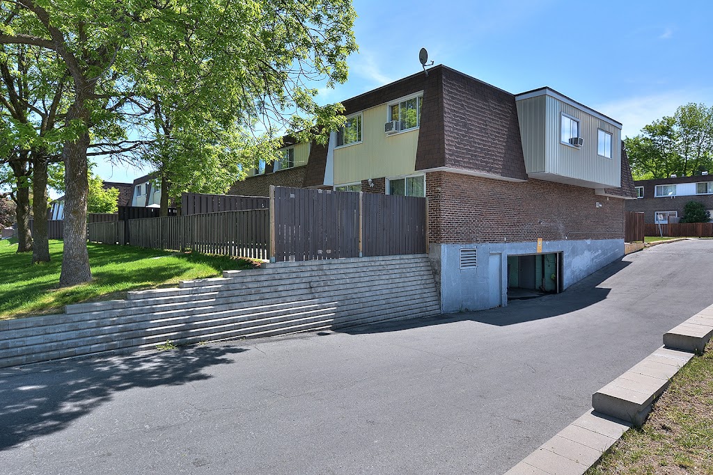 Villas Davignon | 163 Rue Davignon, Dollard-des-Ormeaux, QC H9B 1Y4, Canada | Phone: (514) 683-6412