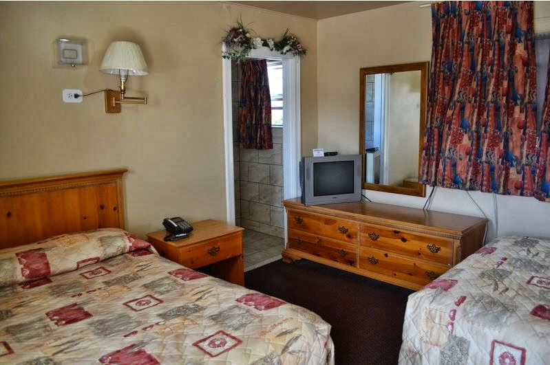 Maples Motel | 107 Neywash St, Orillia, ON L3V 1X6, Canada | Phone: (705) 326-3561