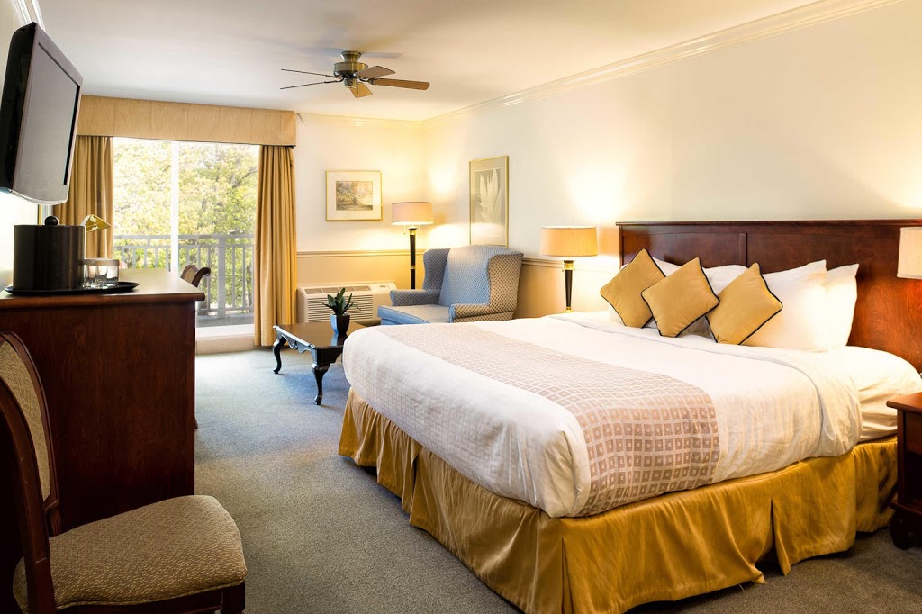 Inn On The Lake | 3009 Nova Scotia Trunk 2, Fall River, NS B2T 1J5, Canada | Phone: (902) 861-3480