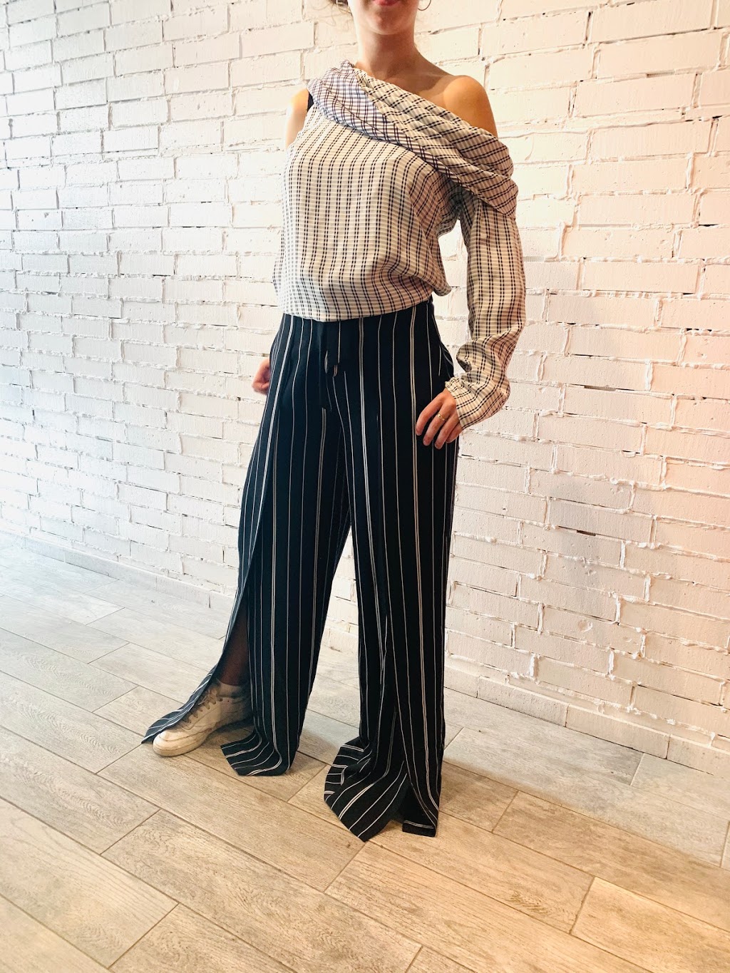 ukdesignersale | 2207 Queen St E, Toronto, ON M4E 1E8, Canada | Phone: (416) 886-5292
