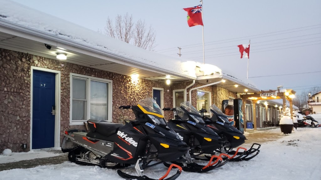 Moonlight Inn and Suites Sudbury | 350 Moonlight Ave, Sudbury, ON P3B 3W3, Canada | Phone: (705) 566-0321