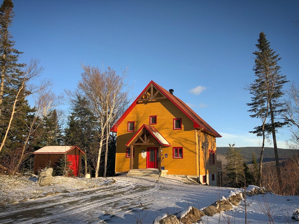 Chalet Le Cardinal | 36 Rue de lEsplanade, Buckland, QC G0R 4A0, Canada | Phone: (418) 469-3669