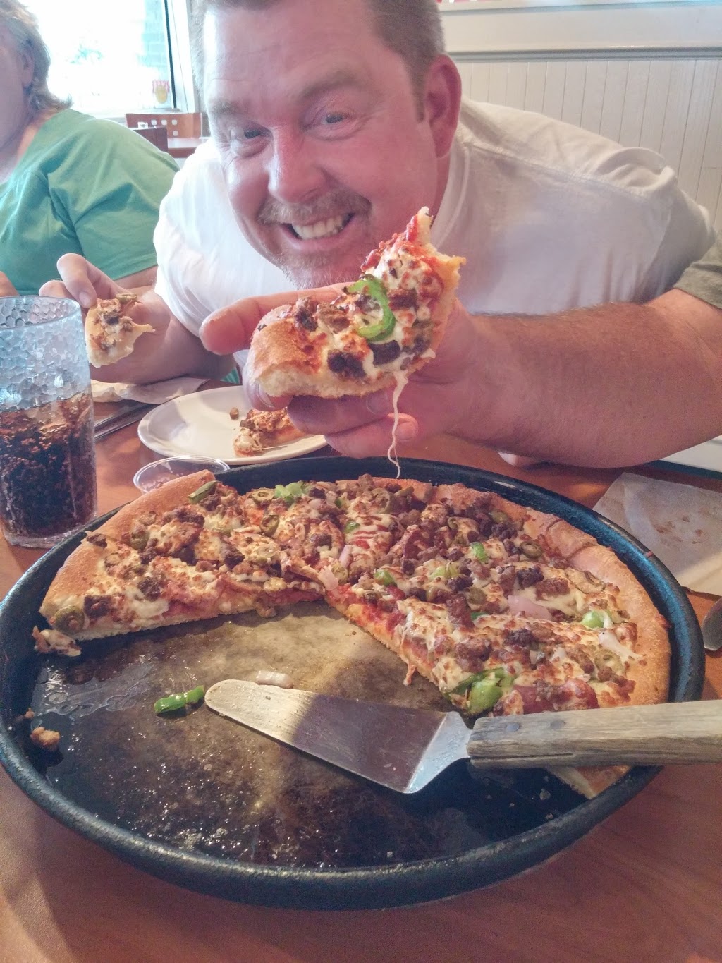 Pizza Hut | 1 Commerce Rd, Lindsay, ON K9V 5Y3, Canada | Phone: (705) 324-7591