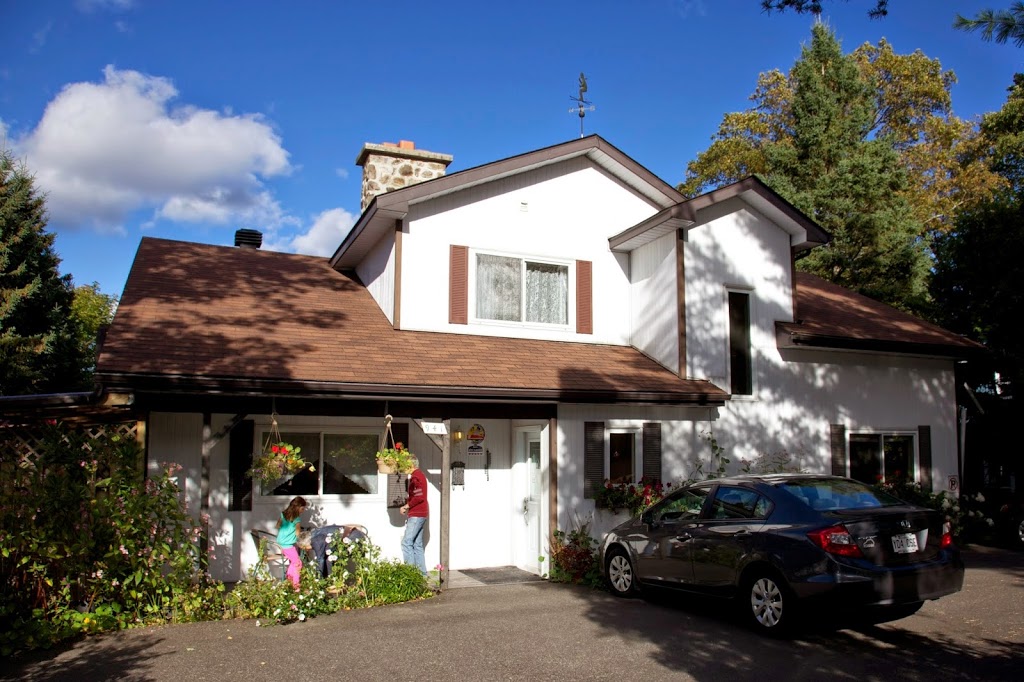 Gîte Couette et Girouette Bed and breakfast | 941 Rue Ouimet, Sainte-Adèle, QC J8B 2R3, Canada | Phone: (450) 229-6433
