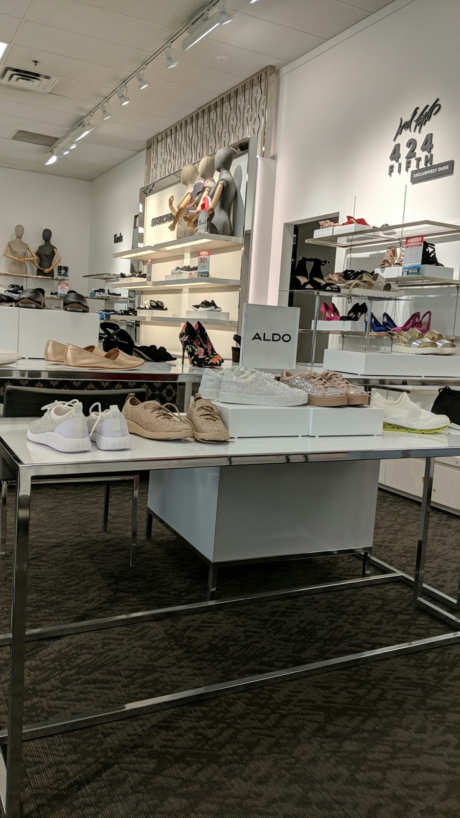 Hudsons Bay | 17600 Yonge St, Newmarket, ON L3Y 4Z1, Canada | Phone: (905) 853-0986