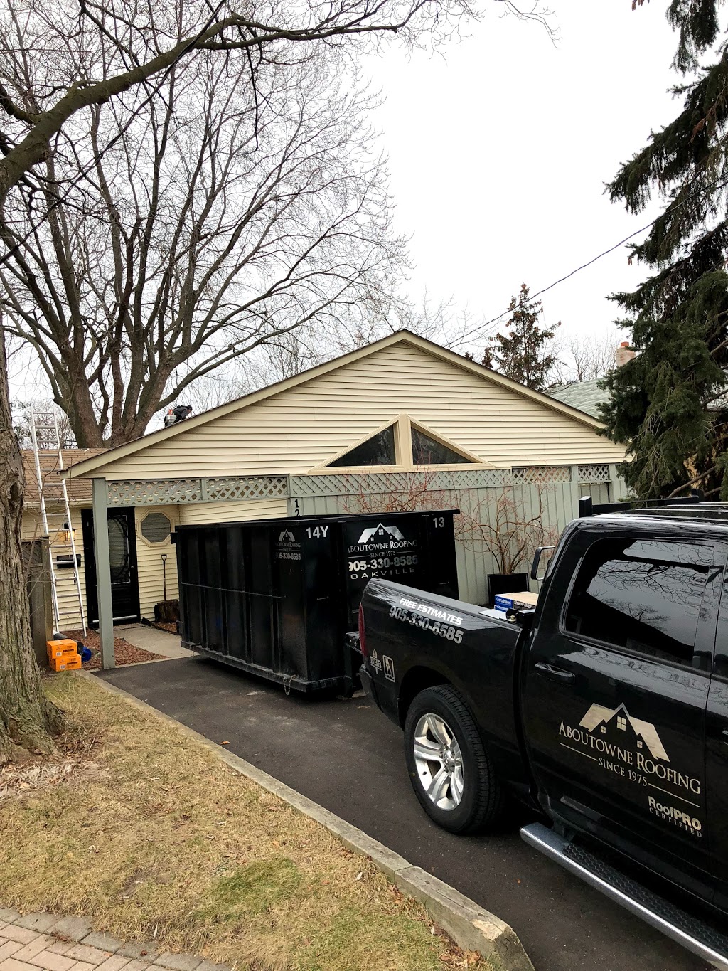 Aboutowne Roofing | 253 Margaret Dr, Oakville, ON L6K 2W3, Canada | Phone: (905) 330-8585