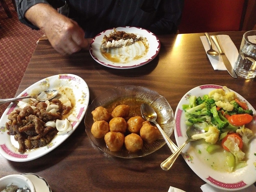 Lees Village Restaurant | 627 Park Ave, Beausejour, MB R0E 0C0, Canada | Phone: (204) 268-1636
