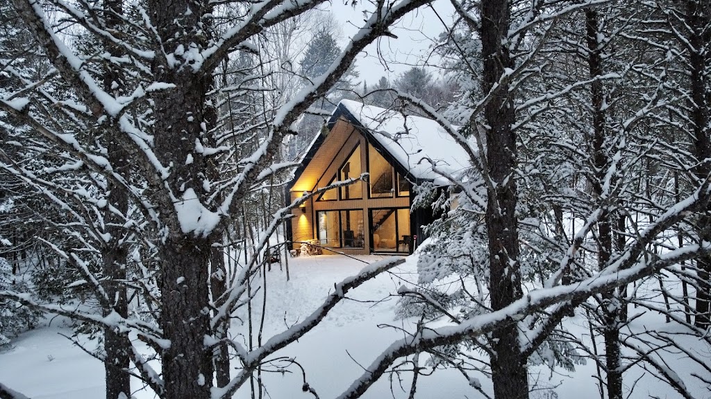 Chalet Le SNÖ house | Chem. du Qur du Cerf, Matawinie, QC J0K 2B0, Canada | Phone: (819) 269-6043
