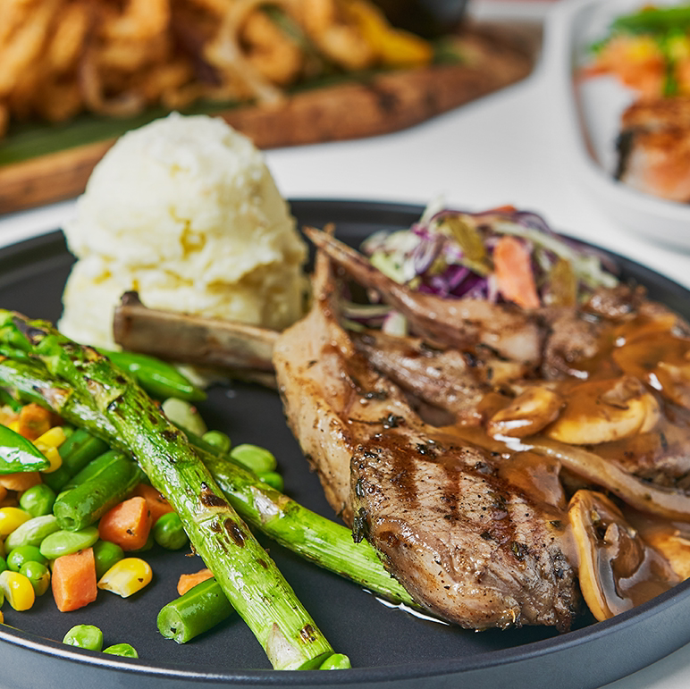 Royal Bistro | 384 Royal York Rd, Etobicoke, ON M8Y 2R3, Canada | Phone: (647) 351-7890