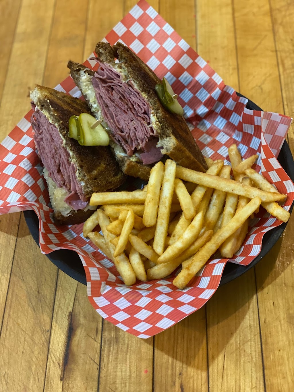 Finn’s Pub | 231 Durham St S, Madoc, ON K0K 2K0, Canada | Phone: (613) 473-1919