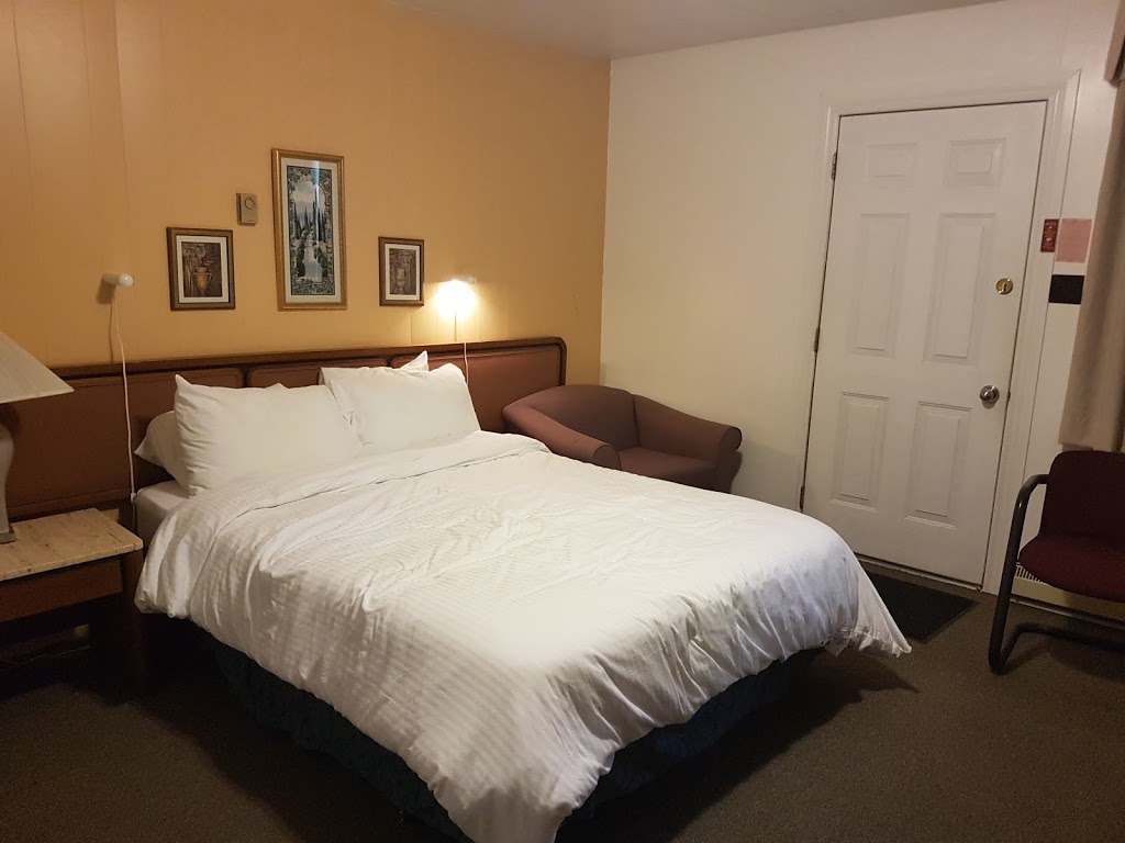 Mohawk Motel | 335 Sauble St E, Massey, ON P0P 1P0, Canada | Phone: (705) 865-2722