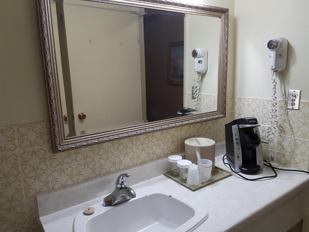OWEN SOUND INN | 485 9th Ave E, Owen Sound, ON N4K 3E2, Canada | Phone: (519) 371-3011