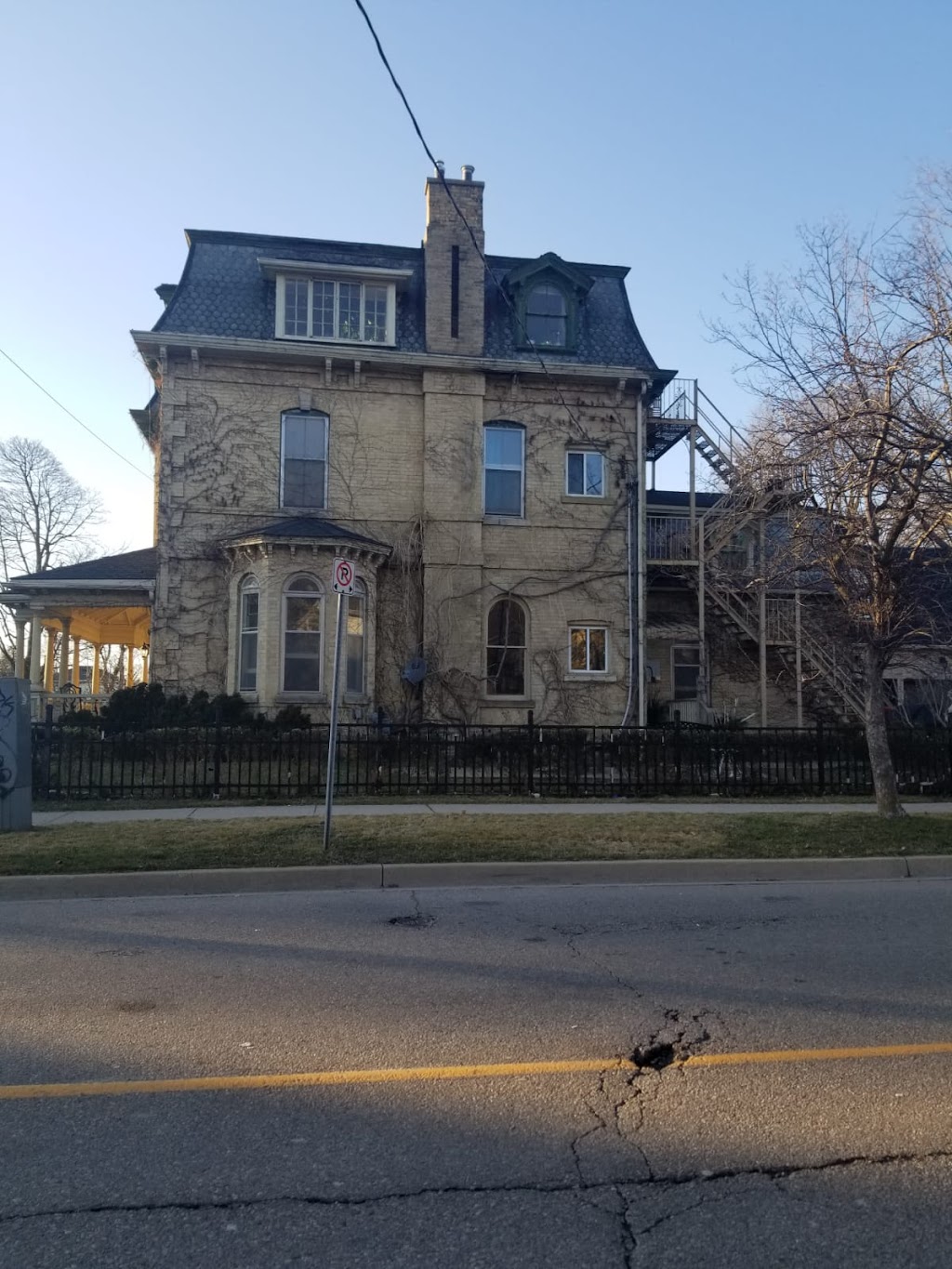 Helpful House Buyers | 98 Alice St, Brantford, ON N3S 5B7, Canada | Phone: (416) 939-1082