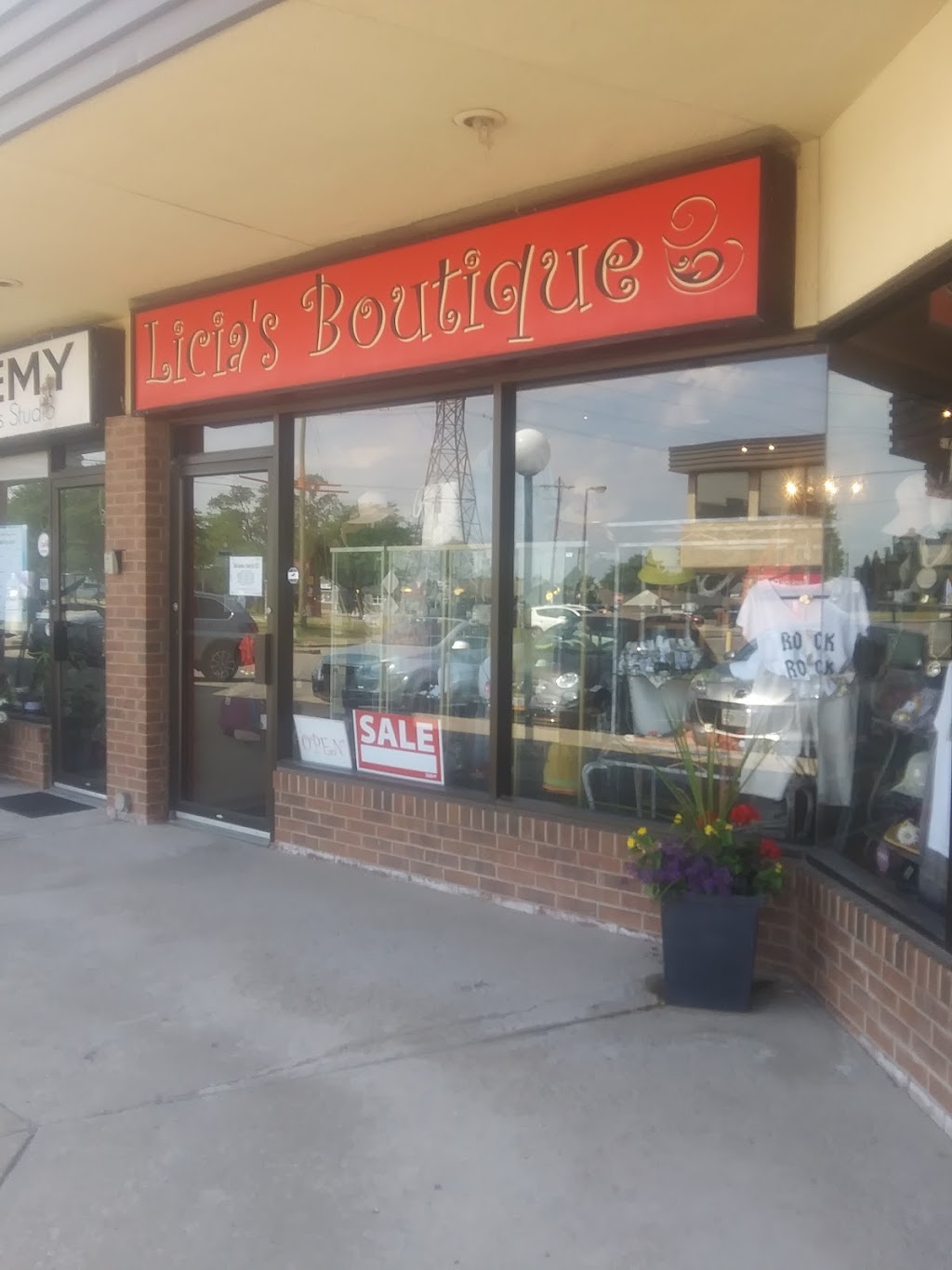 Licias Boutique | 6255 Huggins St, Niagara Falls, ON L2J 1H2, Canada | Phone: (905) 357-2000