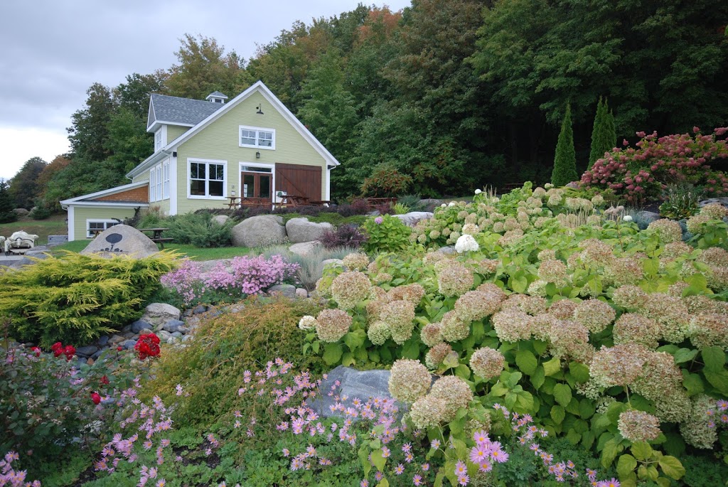 Vignoble Les Petits Cailloux | 625 Rang de la Montagne, Saint-Paul-dAbbotsford, QC J0E 1A0, Canada | Phone: (450) 379-9368