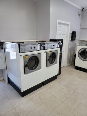The Village Laundromat | 153 Main St, Wellington, ON K0K 3L0, Canada | Phone: (613) 827-7988