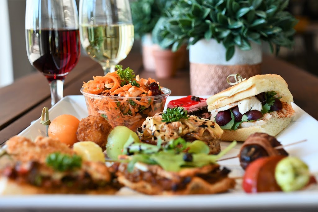 Café Bistro Découvertes | 430 Boulevard Arthur-Sauvé, Saint-Eustache, QC J7R 6V6, Canada | Phone: (514) 910-7191