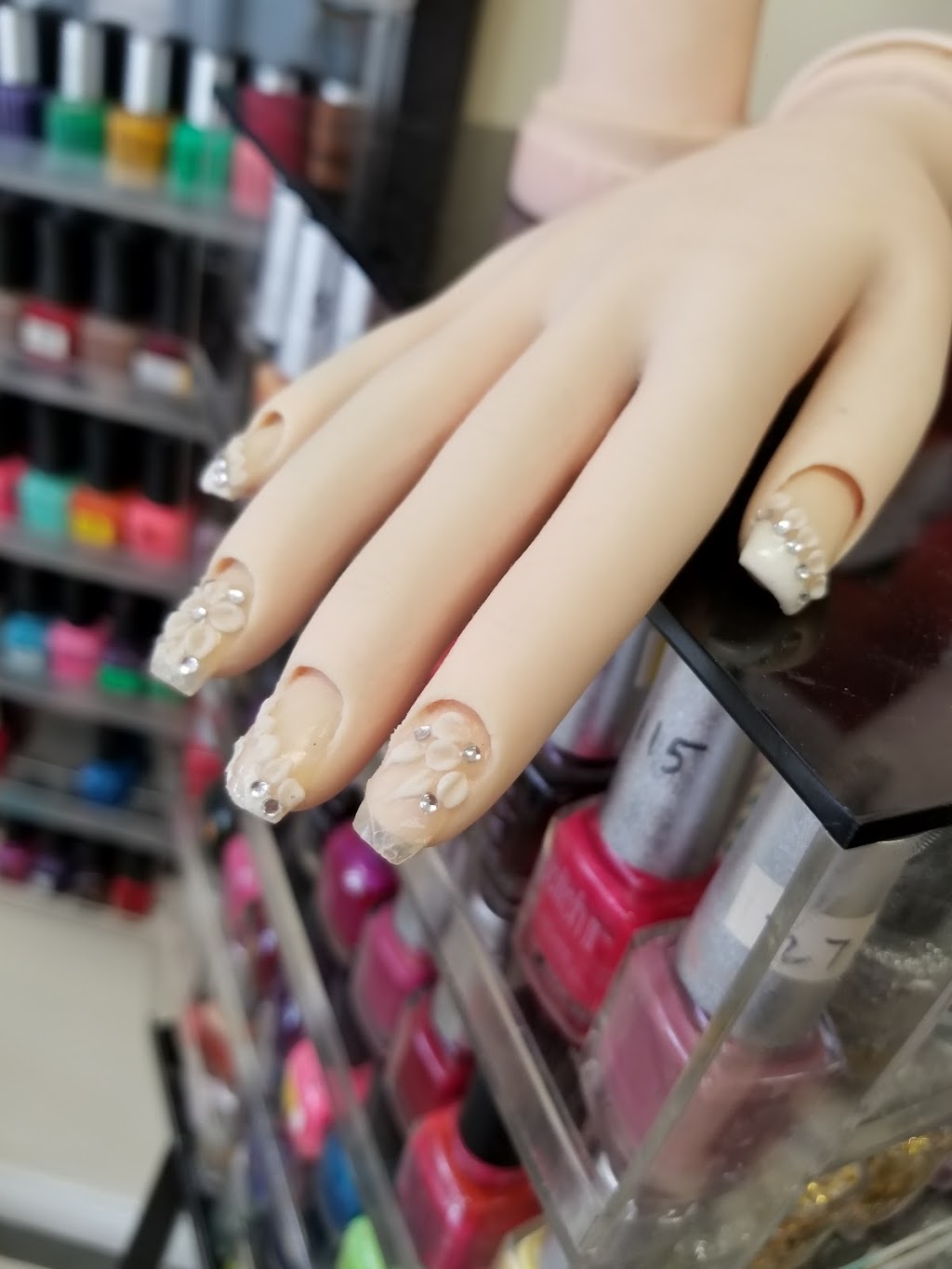 Deluxe Nails & Spa | 1077 N Service Rd #17, Mississauga, ON L4Y 1A5, Canada | Phone: (905) 306-9807