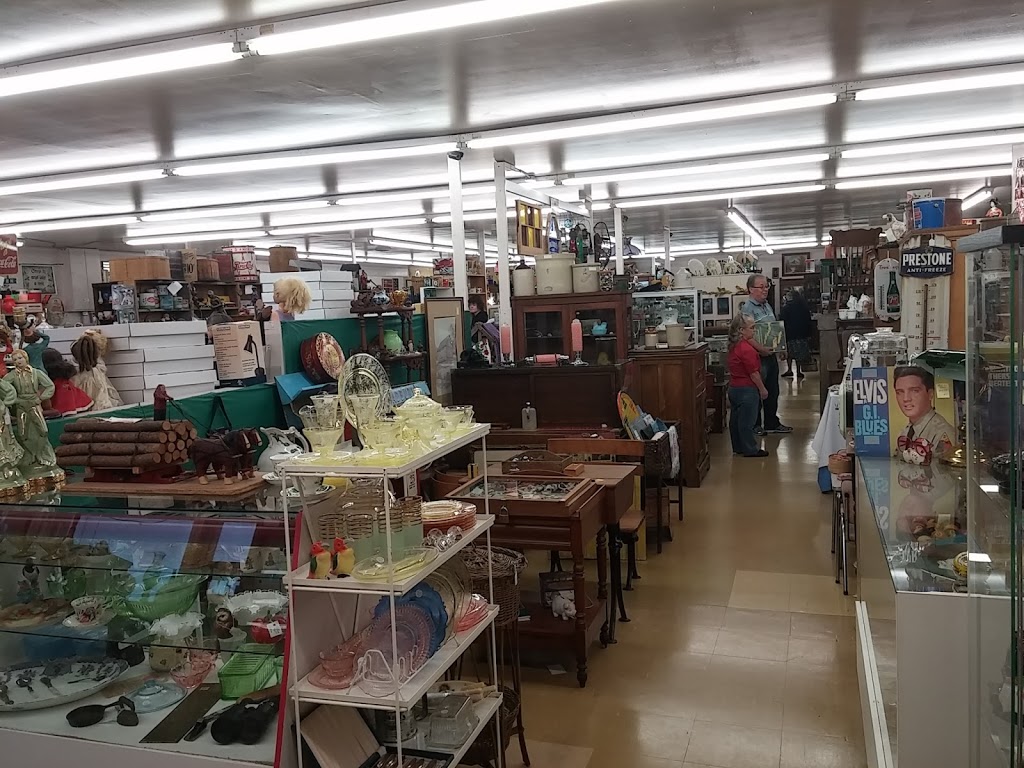 Collins Bay Flea Market | 666 Collins Bay Rd, Kingston, ON K7M 7E9, Canada | Phone: (613) 389-2227