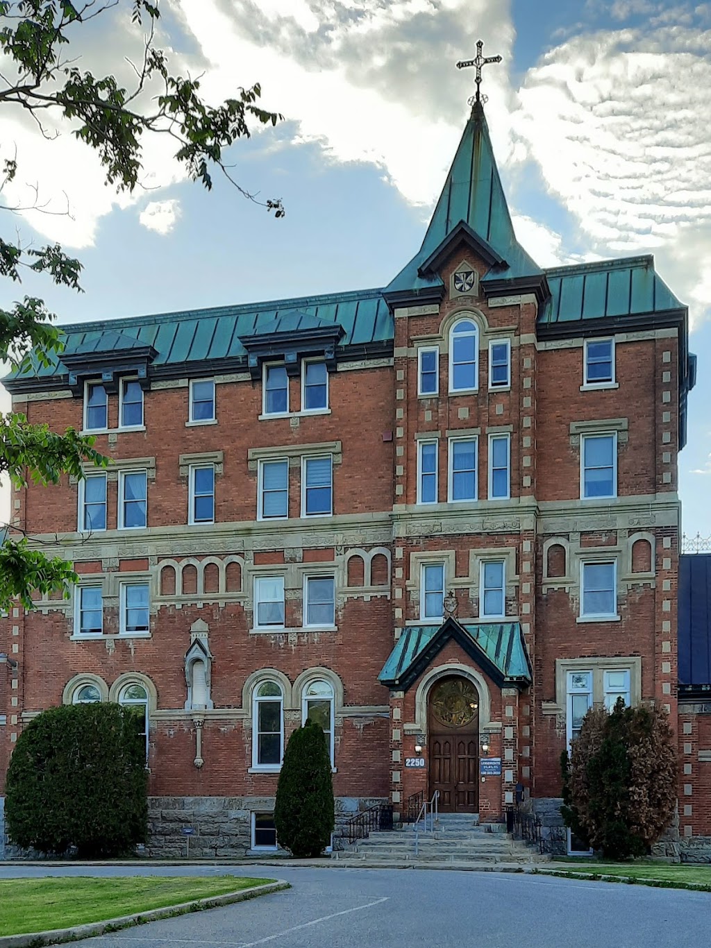 Seigneurie Des Pères | 2250 Rue Girouard O, Saint-Hyacinthe, QC J2S 5M8, Canada | Phone: (450) 223-2090