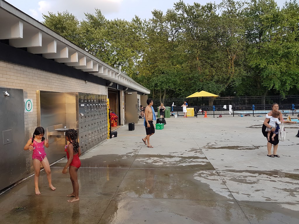 Parc Sir-Wilfrid-Laurier swimming pool | 5200 Rue de Brébeuf, Montréal, QC H2J 3L8, Canada | Phone: (514) 872-4050