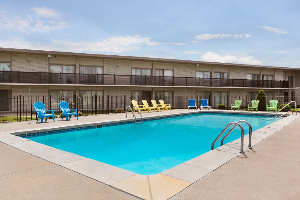 Days Inn by Wyndham London | 1100 Wellington Rd, London, ON N6E 1M2, Canada | Phone: (519) 681-1240