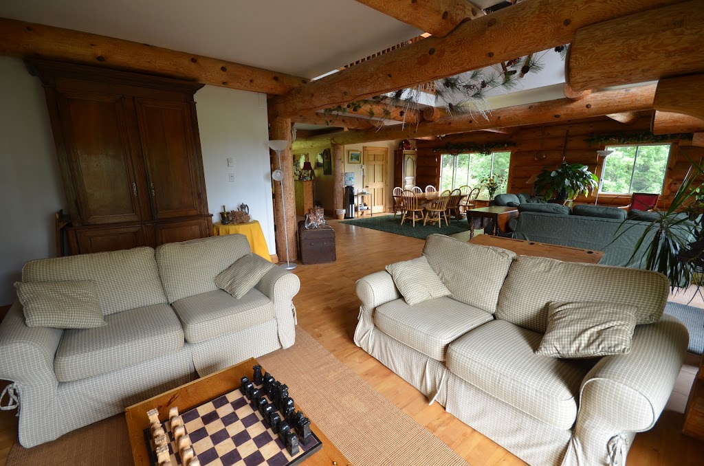 Auberge du Bois Jolit | Chem. de la Paroi, Mont-Tremblant, QC J8E 2G1, Canada | Phone: (819) 425-6886
