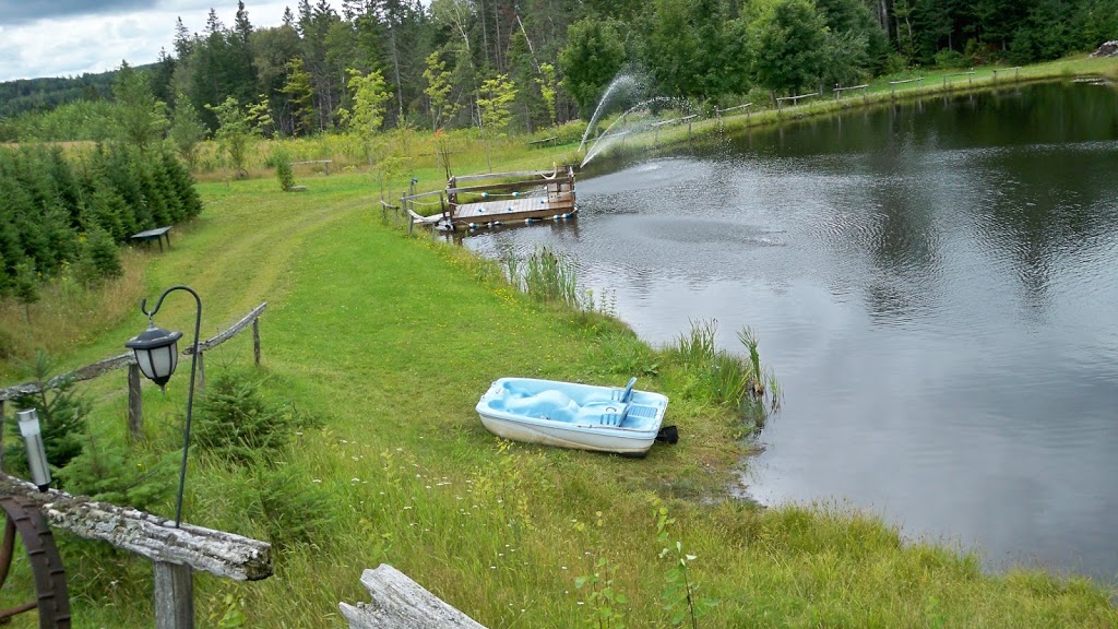 Chalet À lEau TAntique | 96, ch. Jean-Paul Dupont, Saint-Herménégilde, QC J0B 2W0, Canada | Phone: (819) 239-9668