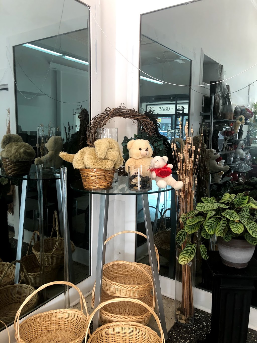Damask Rose | 2696 Dundas St W, Toronto, ON M6P 1Y2, Canada | Phone: (416) 285-0865