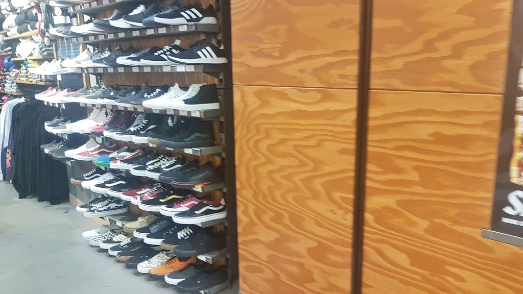 Zumiez | 17600 Yonge St SUITE E25, Newmarket, ON L3Y 4Z1, Canada | Phone: (905) 853-9019