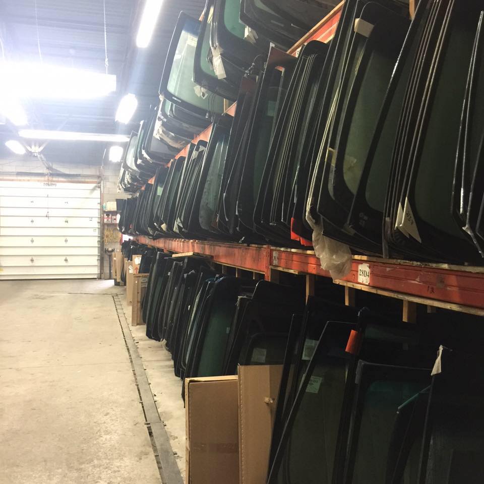 Etobicoke Auto Glass Repair | 1365 Mid-Way Blvd, Mississauga, ON L5T 2J5, Canada | Phone: (416) 945-9323