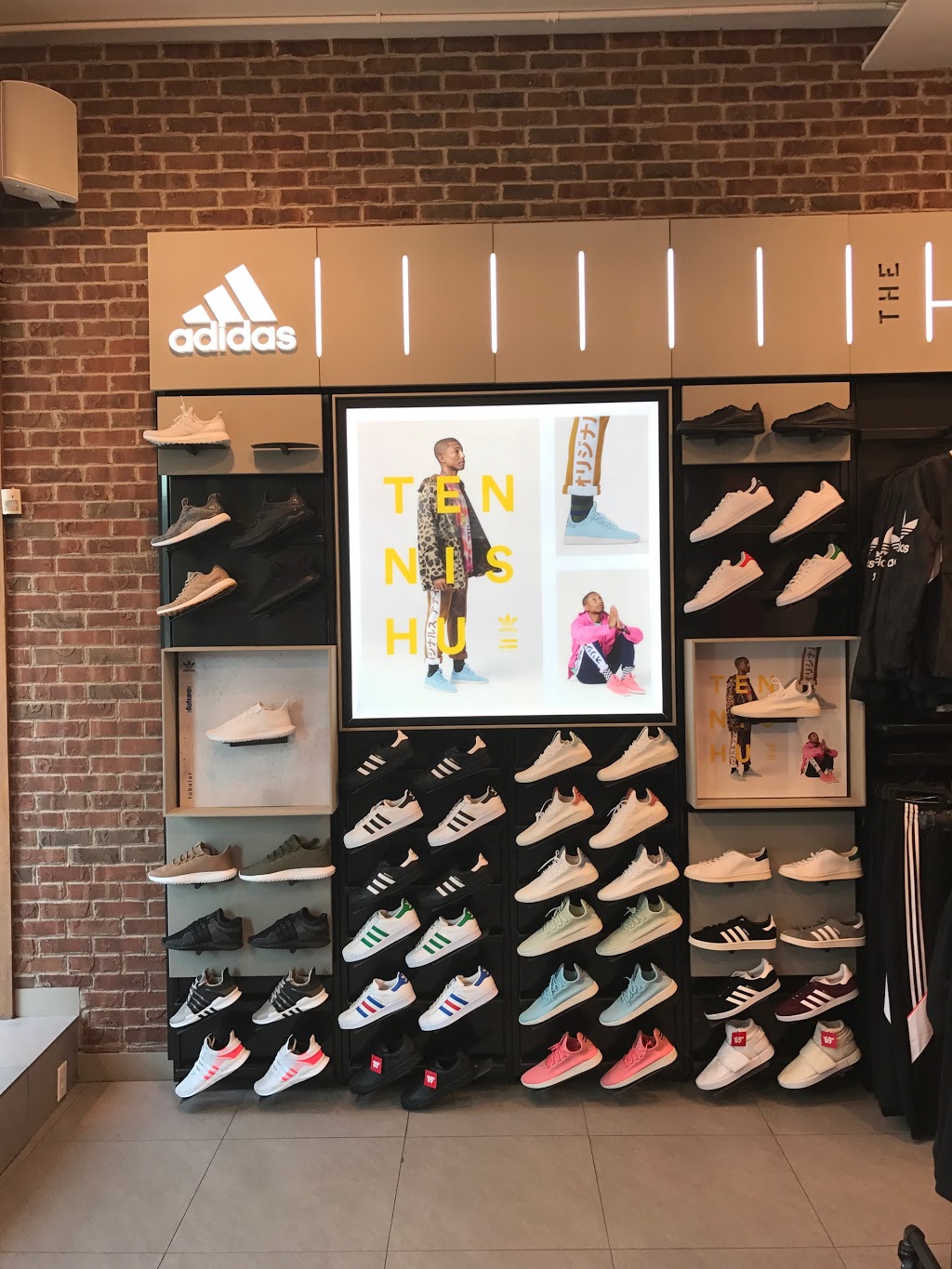 Foot Locker | 337 Queen St W, Toronto, ON M5V 2A4, Canada | Phone: (416) 979-2185