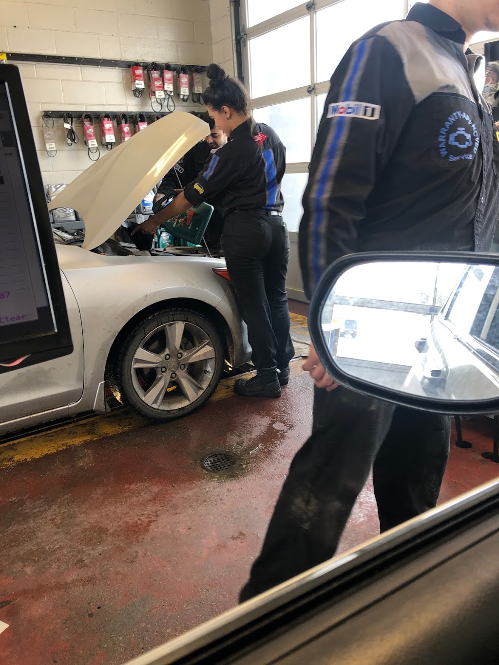 Mr. Lube | 3807 Bow Trail SW, Calgary, AB T3C 2E8, Canada | Phone: (403) 216-6983