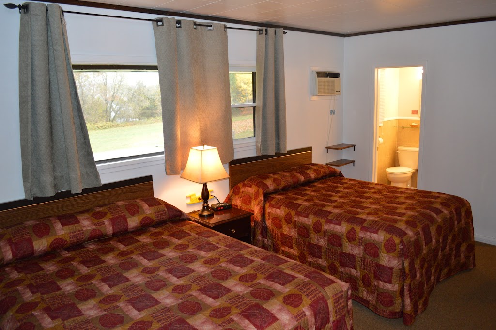 Pinewood Inn | 378 John St, Barrys Bay, ON K0J 1B0, Canada | Phone: (613) 756-1333