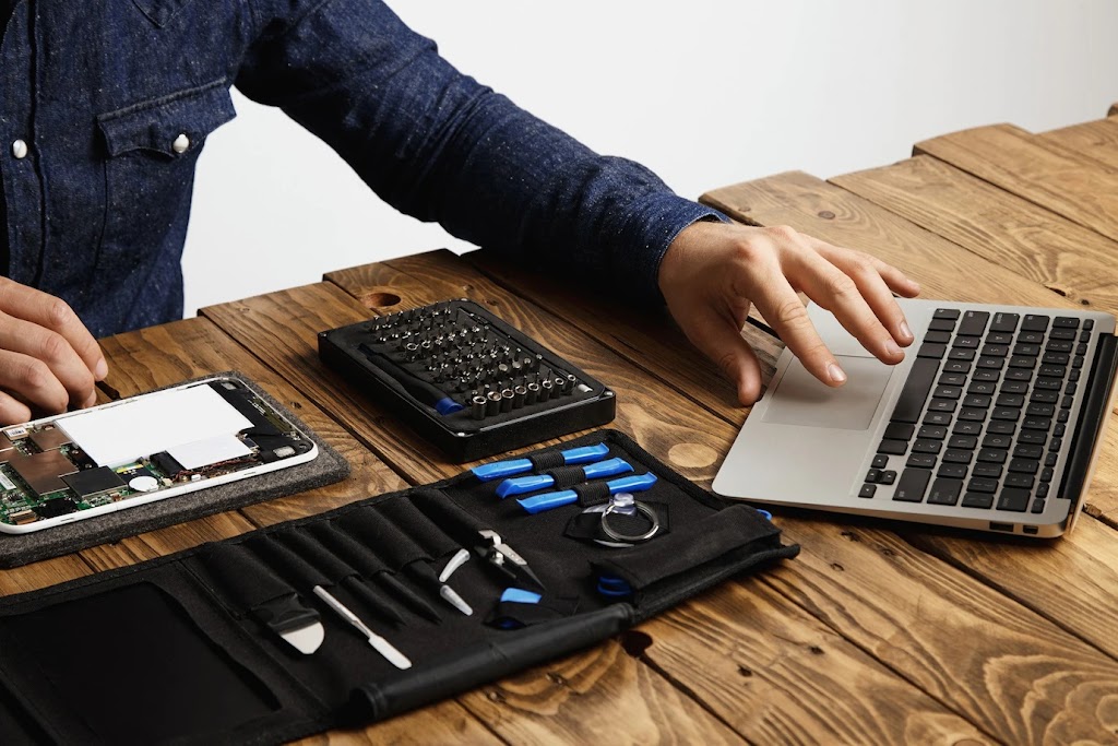 Computer Repair Services (IT-F1.Ca) | 751 Clarke Rd #210, Coquitlam, BC V3J 3Y3, Canada | Phone: (604) 722-5739