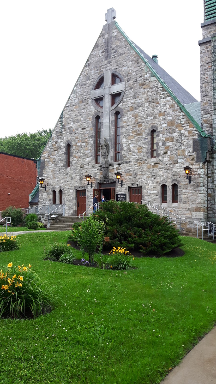 Église Catholique St-Lambert | 41 Avenue Lorne, Saint-Lambert, QC J4P 2G7, Canada | Phone: (450) 671-7544