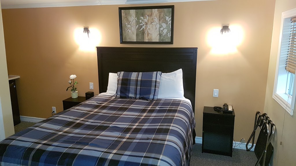 Twin Peaks Motel Napanee | 353 Dundas St W, Napanee, ON K7R 2B5, Canada | Phone: (613) 354-4066
