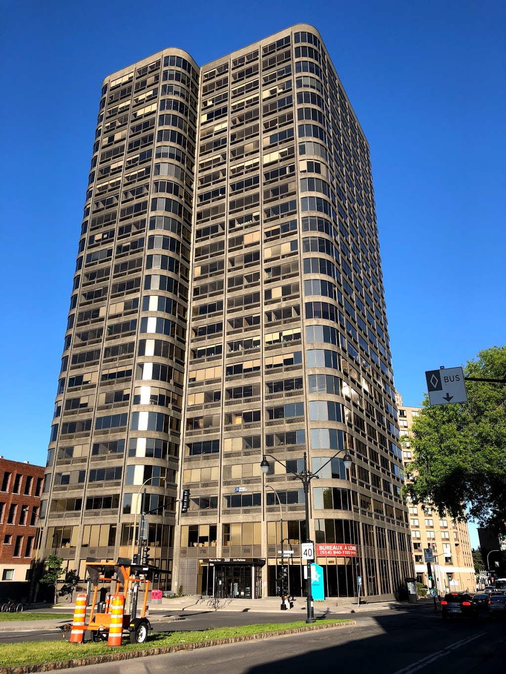 Place du parc | 300 Rue Léo Pariseau, Montréal, QC H2X 4B3, Canada | Phone: (514) 284-2900