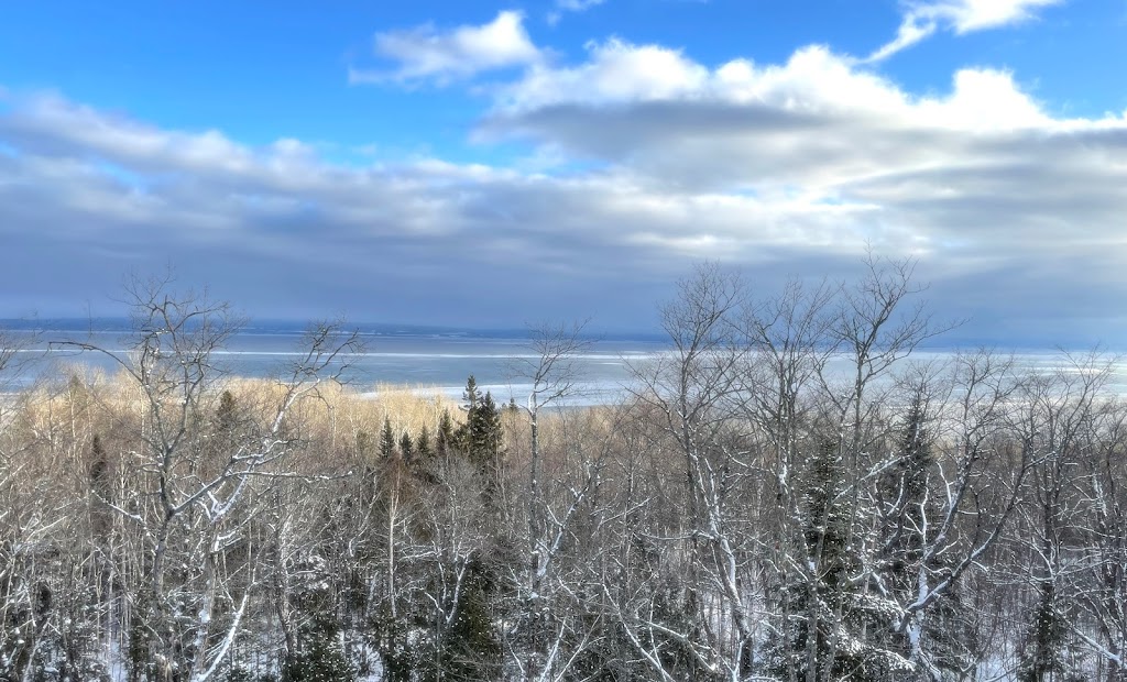 Om̐ du Massif | 76 Chem. du Trait-Carré, Petite-Rivière-Saint-François, QC G0A 2L0, Canada | Phone: (888) 435-5107