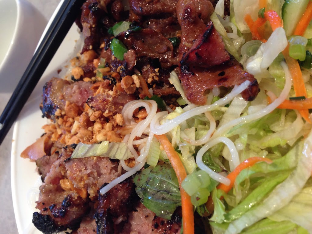 Pho 675 | 675 Jefferson Avenue, Winnipeg, MB R2V 0P2, Canada | Phone: (204) 416-0880