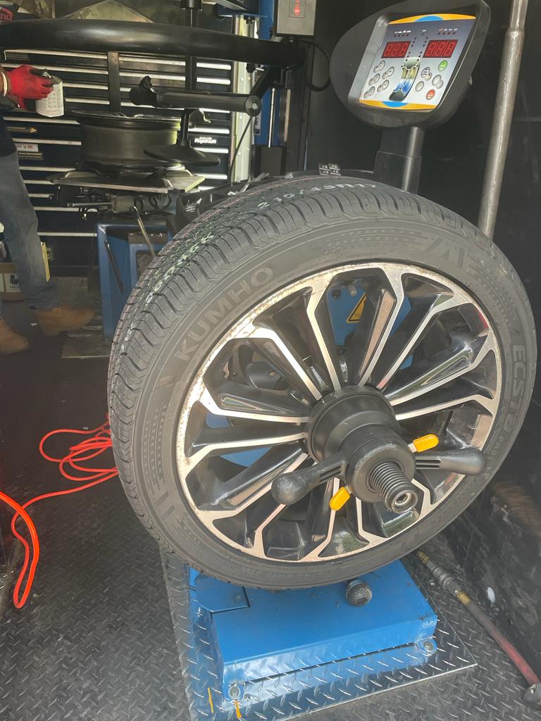 Hot Wheel Tire Service Inc | 684 A Star Flower Ave, Waterloo, ON N2V 2L2, Canada | Phone: (519) 591-7455