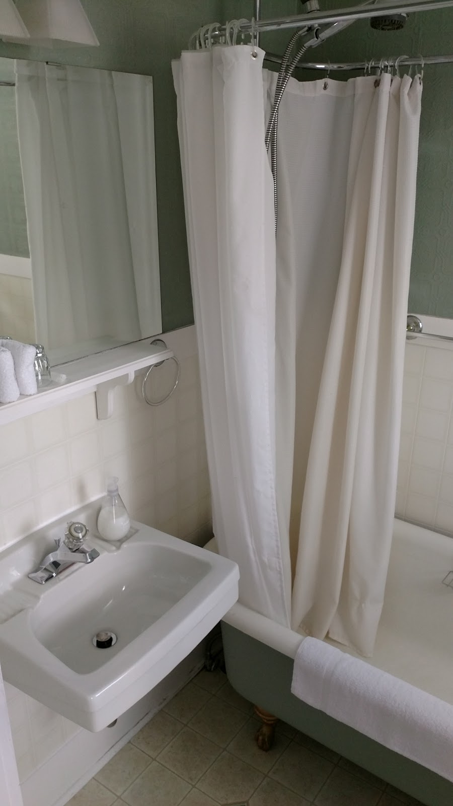 Oak Bay Guest House | 1052 Newport Ave, Victoria, BC V8S 5E3, Canada | Phone: (250) 598-3812