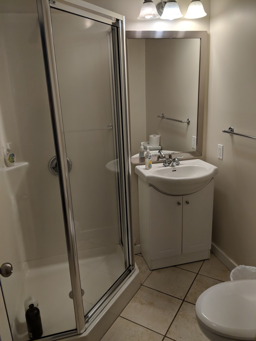 Douglas Guest House | 456 W 13th Ave, Vancouver, BC V5Z 2V8, Canada | Phone: (604) 872-3060