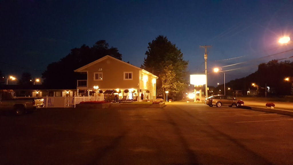 Motel Chevalier | 3862 Boulevard Sainte-Anne, Québec, QC G1E 3M3, Canada | Phone: (418) 661-3876