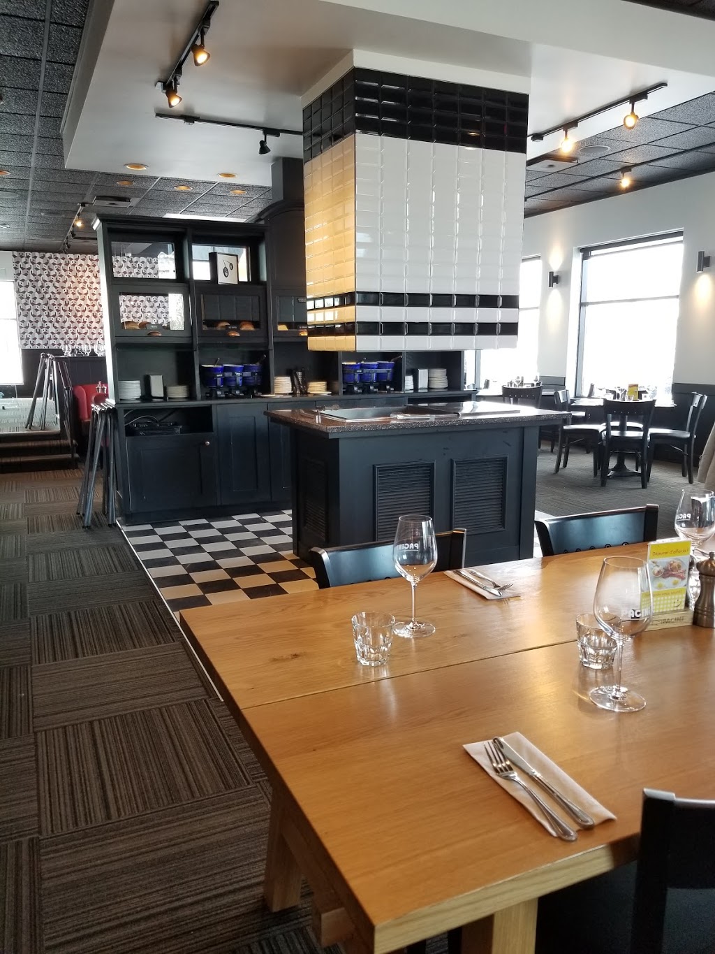 Restaurant Pacini | 2001 Rue Léonard-de-Vinci, Sainte-Julie, QC J3E 1Z2, Canada | Phone: (450) 922-5995