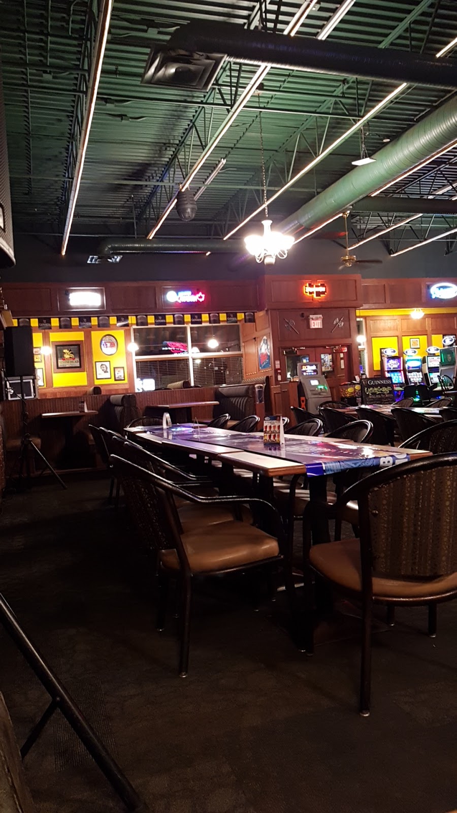 Bodiddlys Pub & Grill | 4274 137 Ave NW, Edmonton, AB T5Y 2Z2, Canada | Phone: (780) 476-1918