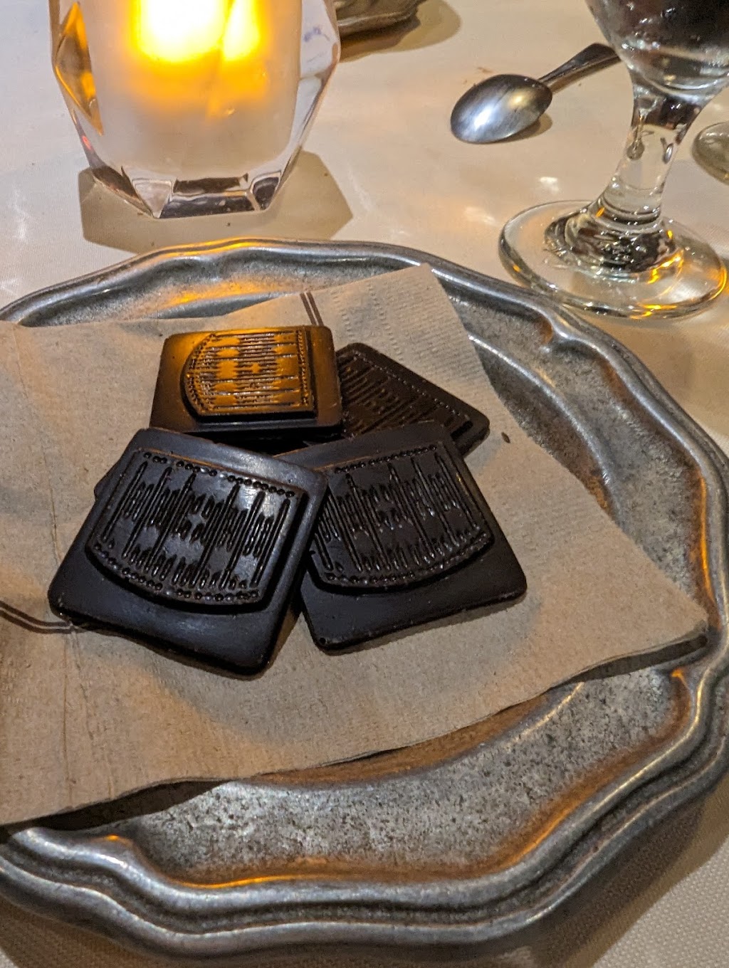 Gibbys | 298 Pl. dYouville, Montréal, QC H2Y 2B6, Canada | Phone: (514) 282-1837