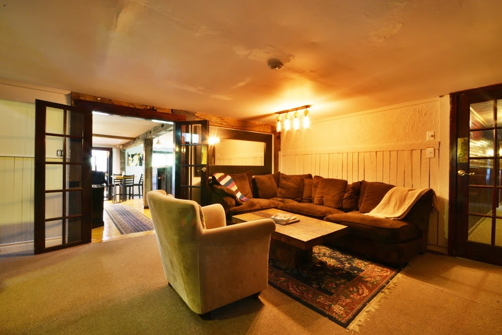 Auberge le Havre Sutton Art Gallery & Bar | 435 Rue Maple, Sutton, QC J0E 2K0, Canada | Phone: (450) 538-7417
